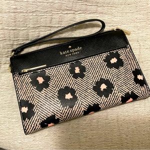 Kate Spade Medium Wristlet Herringbone Flo